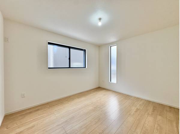 2面採光で陽光がお部屋の全体に届きます