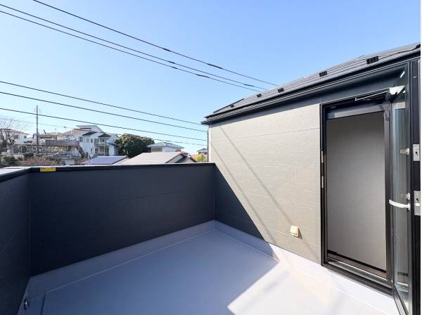 ゆったりと過ごせるルーフバルコニー