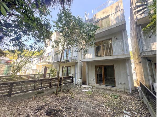 木々の葉音が心地よいプライベート感のあるお庭