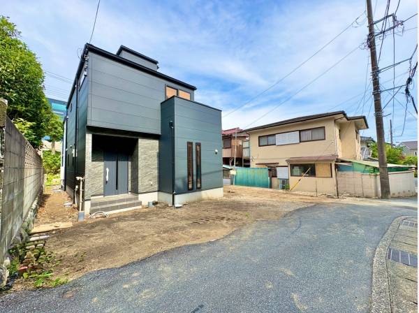 黒を基調とした存在感ある外観