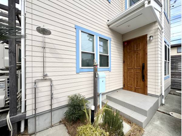 外には湘南エリアの特徴のシャワーがあります！