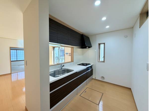 ペニンシュラタイプのキッチン上下収納多めです