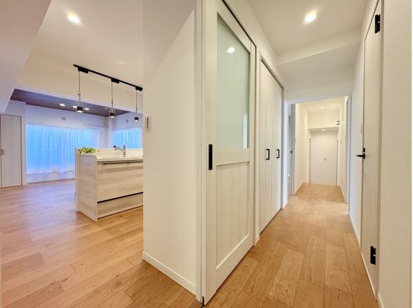 白の壁、綺麗なフローリングが印象的です