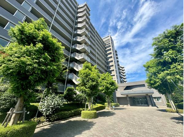 緑の植栽が帰路を迎える素敵なエントランス