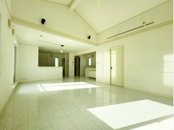 家族が自然と集まる開放的な一室