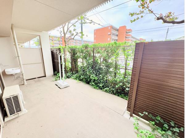 16.38㎡のゆとりあるテラス。南向きで明るく開放感があります