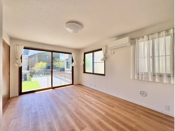 テレビ、ソファーなど、家具の配置を想像しながらご見学ください