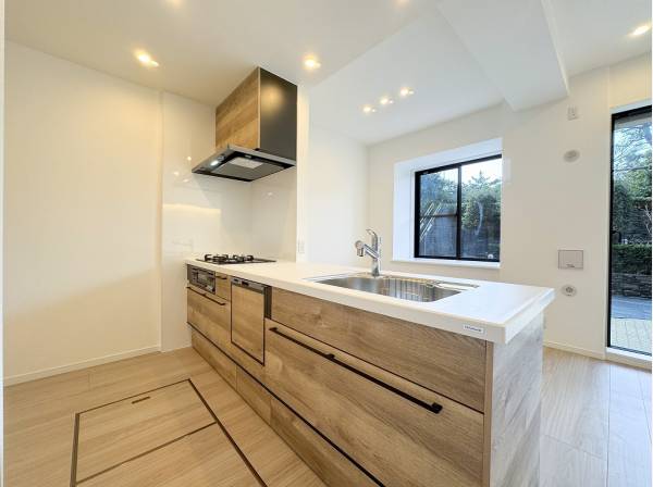 お庭まで見渡せるウッド調のおしゃれなキッチン