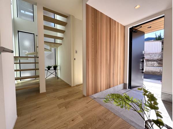 邸宅の顔にふさわしい、風格漂う玄関アプローチ。