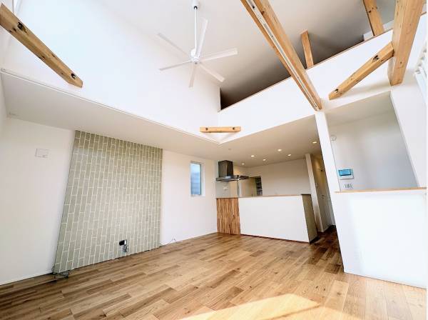 吹き抜けの開放感あふれるLDK