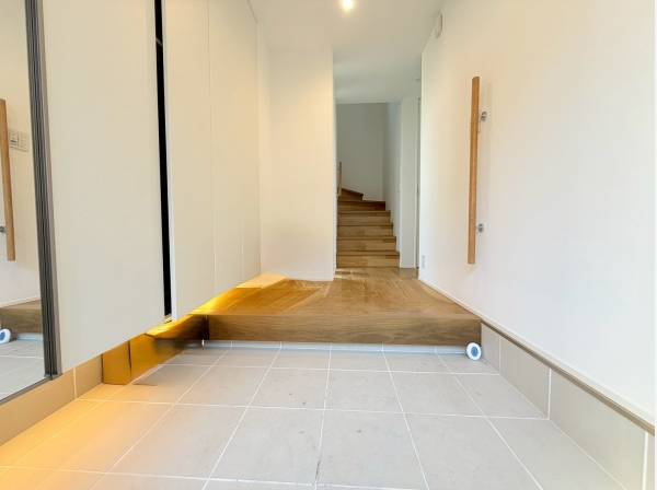 エントランスも収納スペースが豊富！間接照明も素敵ですね！