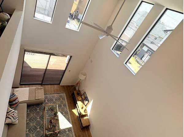 吹き抜けを彩るシーリングファンと、開放感のある吹き抜け