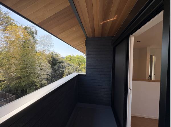 もう一つのバルコニーには屋根が有るので、洗濯物も安心です！