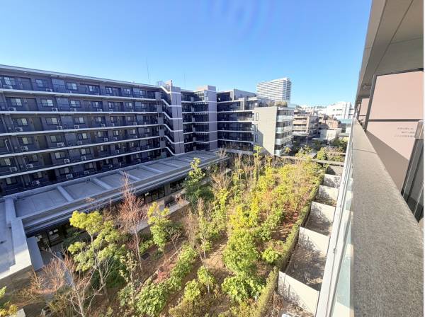 敷地内のグリーンの向こうには富士山を望みます♪