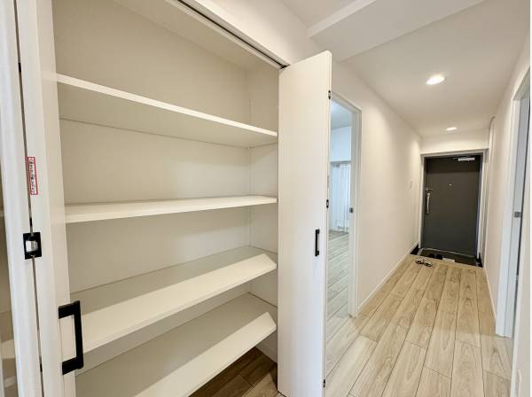 廊下の収納。棚があり片付けに便利です