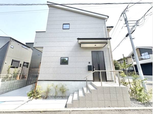 モダンな木目調アクセントが映えるスタイリッシュな建物外観