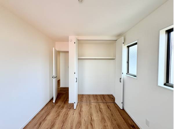 落ち着きのある６帖の洋室。