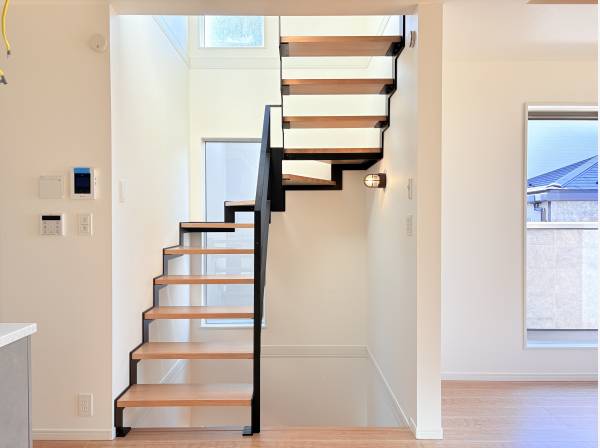 開放的なアイアンのスケルトン階段