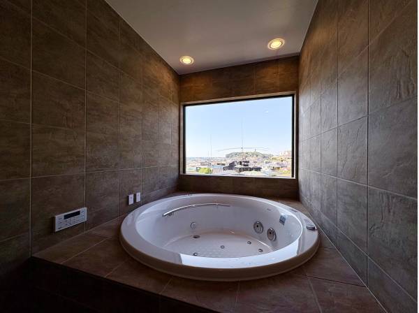 ゆったりとしたジャグジーから江ノ島・海を眺望できます！