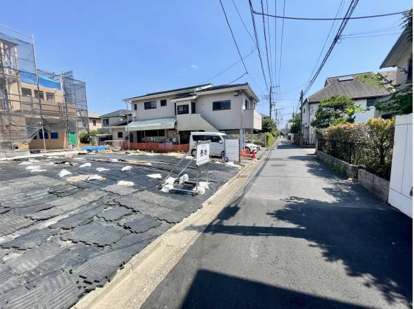 前面道路は約4mあり日々の駐車なども楽々です