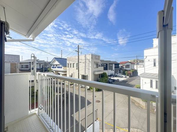 低層住宅街の交差点に位置し見晴らし良好です