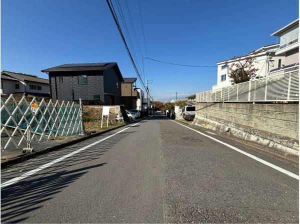 前面道路も約6mと広々としています