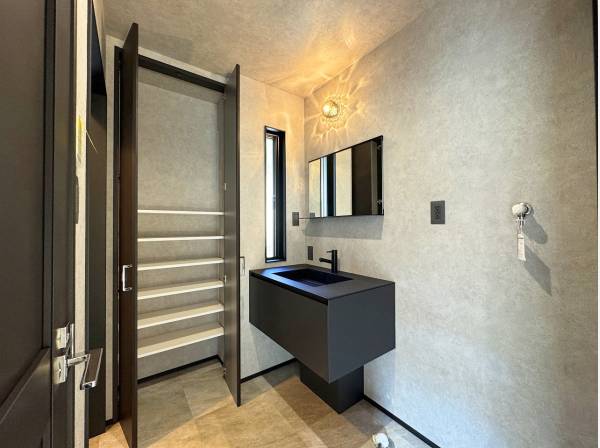 モダンな洗面室。