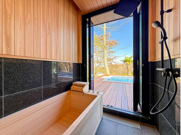 檜造りの浴槽で天然温泉に浸かり、極楽気分をご堪能ください♪