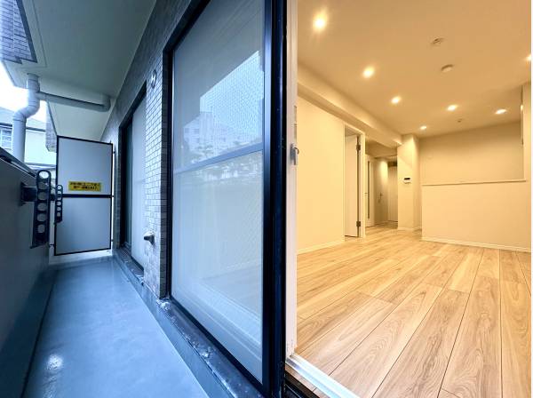 リビングから繋がるワイドバルコニー