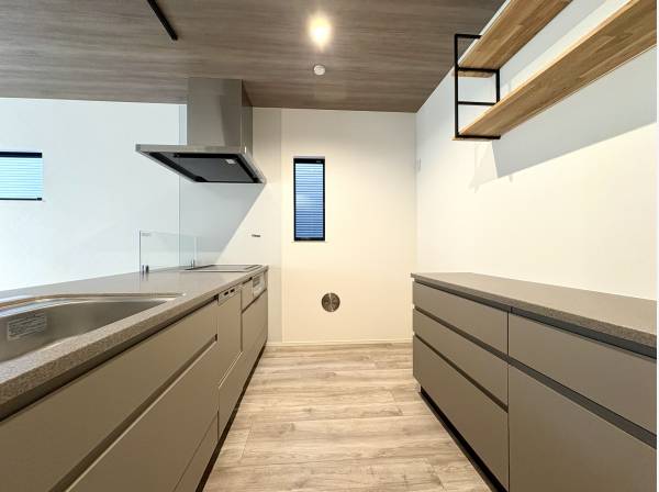 一直線の動線が心地よく調理の時間が自然と楽しくなるキッチン