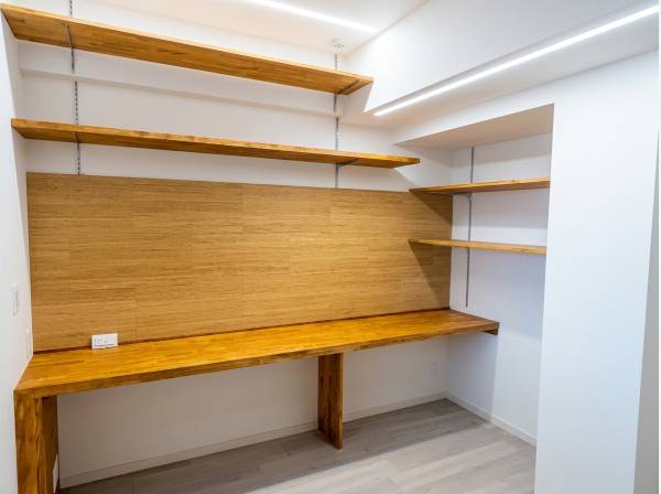 5.8帖のお部屋に造作された棚です。
