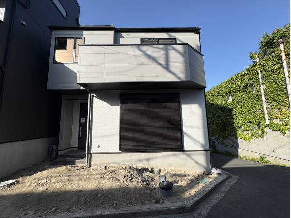 角地の為、日当たり良好です！外構は工事中ですが、ご案内出来ます！