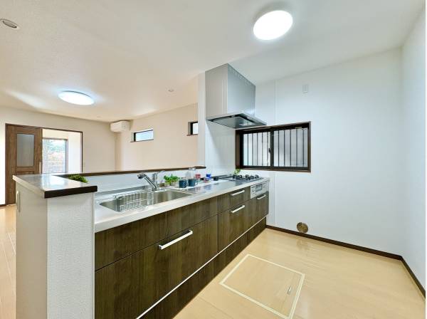 キッチンは対面式なのでリビング側を見渡すことが出来ます