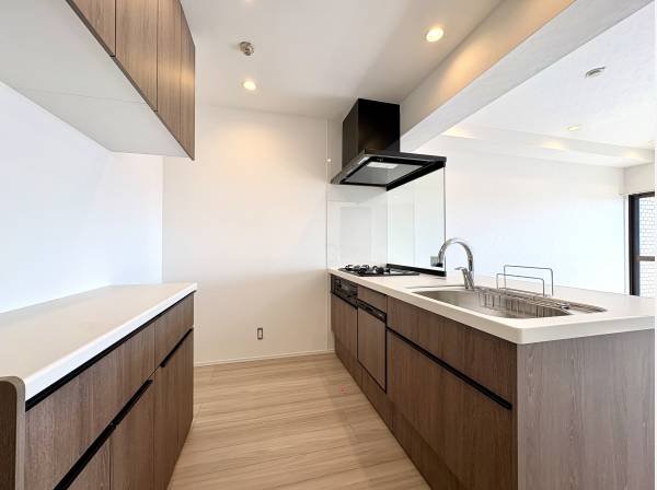 対面式システムキッチンは食洗機と浄水器付き。カップボードもございます。