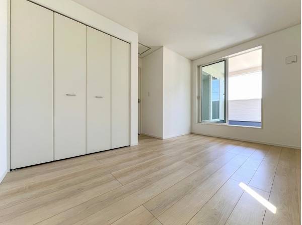 インナーバルコニーへ行き来可能な7帖超の洋室