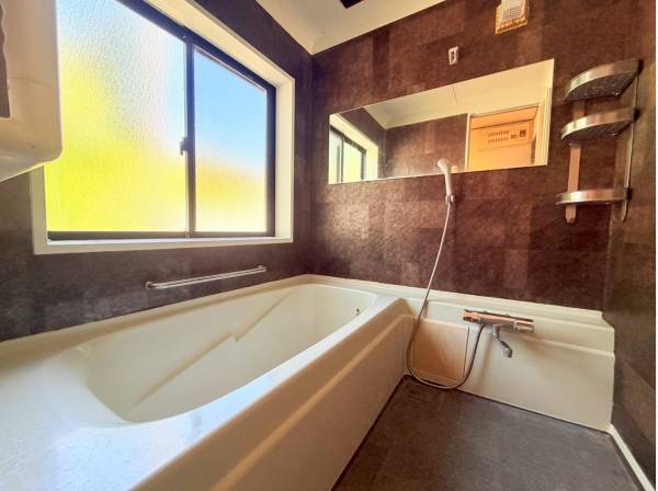 バスルームは大きな窓を配置しており自分だけのリラックス空間に