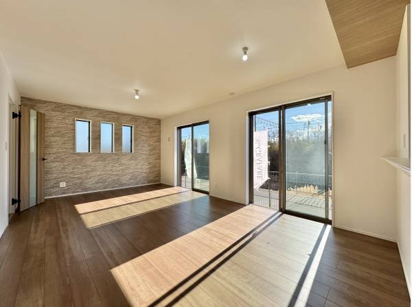 太陽が注ぐ、陽だまりの家。やっぱりマイホームは陽当たりですね。