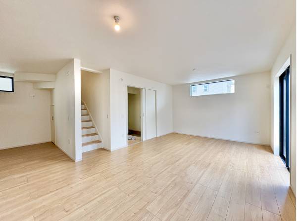 陽光をたっぷりと取りこむリビングでゆったりと過ごす休日