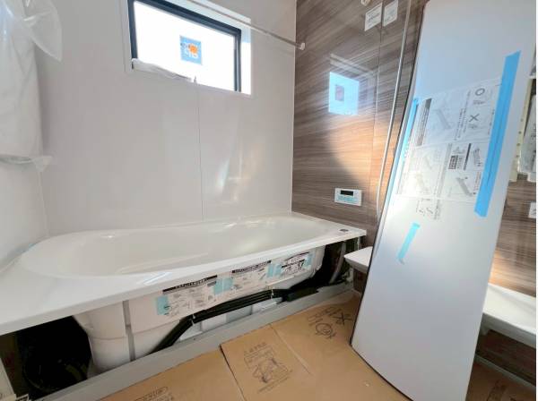 小窓付きのバスルーム、1日の疲れを癒すリラックスタイム♪