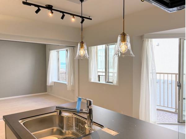 キッチンからも海がちらっと見えます