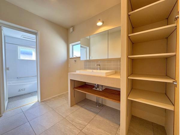 造作洗面台と同じく収納。スッキリと広々と。