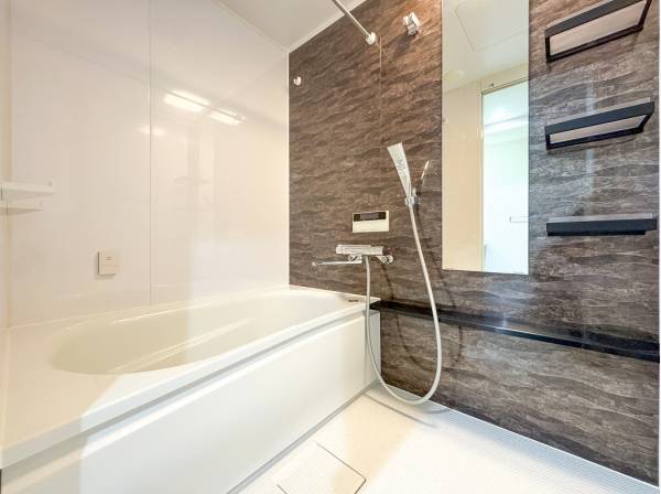 バスルームはラグジュアリーな装いに一新