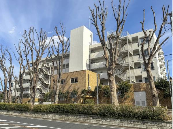 カーアクセスに優れた立地に佇むマンション
