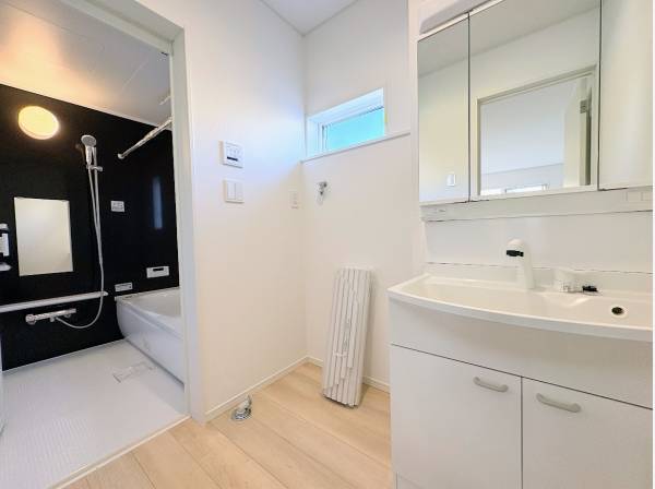 サニタリールームとバスルーム