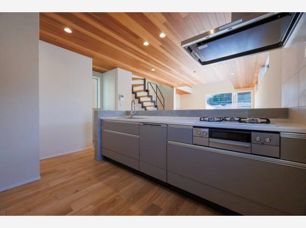 空間を見渡せるフラットキッチン。家族との会話が自然と生まれる開放的な設