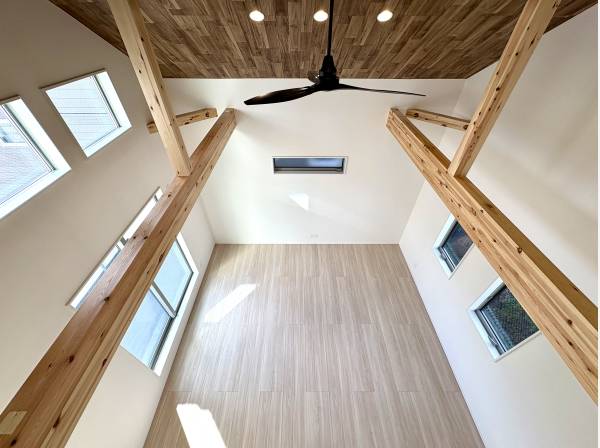 シーリングファンが優雅に回る吹き抜けリビング