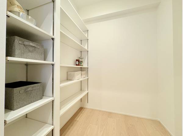 キッチンの後ろにパントリー