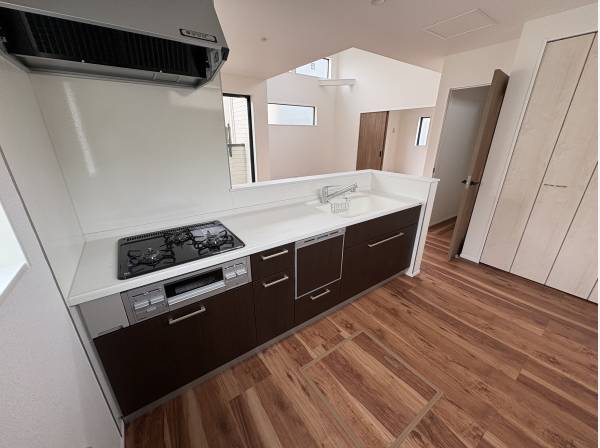 キッチンからはダイニングとリビングが見えます。