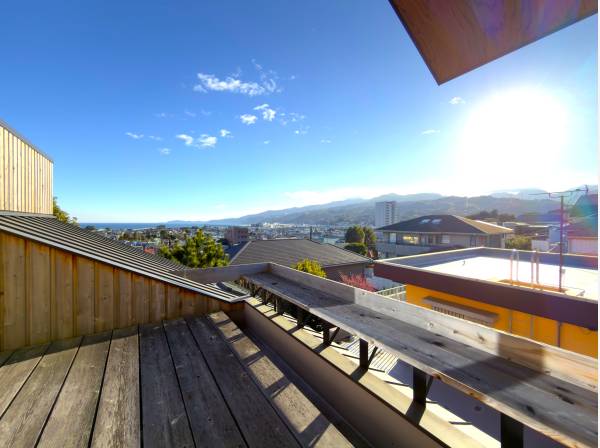 寝室からルーフバルコニーの眺望は海と箱根山のパノラマ情景が楽しめます！