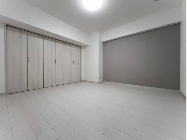 壁一面にクローゼットを備えた洋室